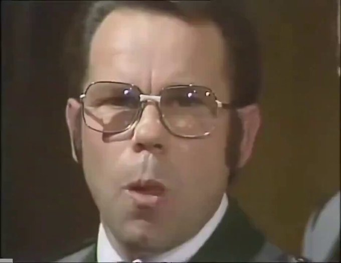 Un coro austriaco de lenguas de la región de los Alpes del Tirol canta 'Noches de Moscú' con la lengua en una actuación de 1982.