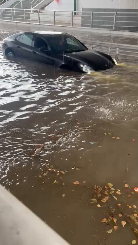 Trata de cruzar un túnel con un porsche en Sevilla y termina flotando.