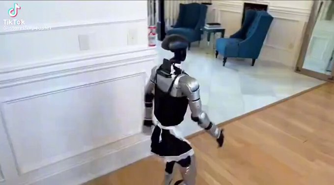 Parece que los robots humanoides no se llevan bien con los espejos.