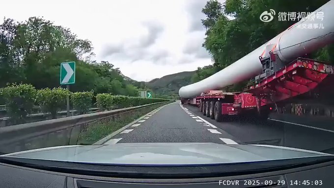 Este coche tardó 3 días hábiles en adelantar a algo que lleva una pala de turbina y luego se cаgó en el peor momento posible.