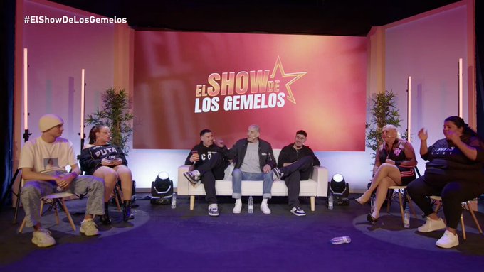 Una mujer trans intenta agredir a Coto Matamoros por decir que él no tendría relaciones con ella por haber nacido varón.