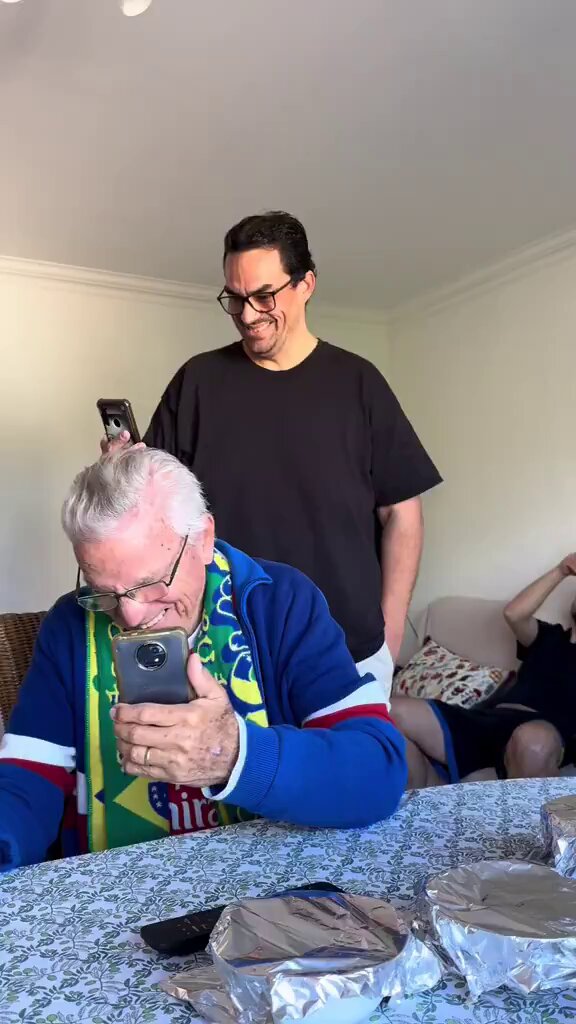 Un hombre que se fue a vivir a otro país decidió sorprender a su padre con una visita sorpresa a su casa en Brasil haciéndole creer que estaban hablando a distancia mediante una videollamada