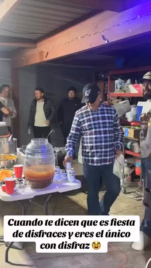 Cuando tu "amigo" te dice que es una fiesta de disfraces.