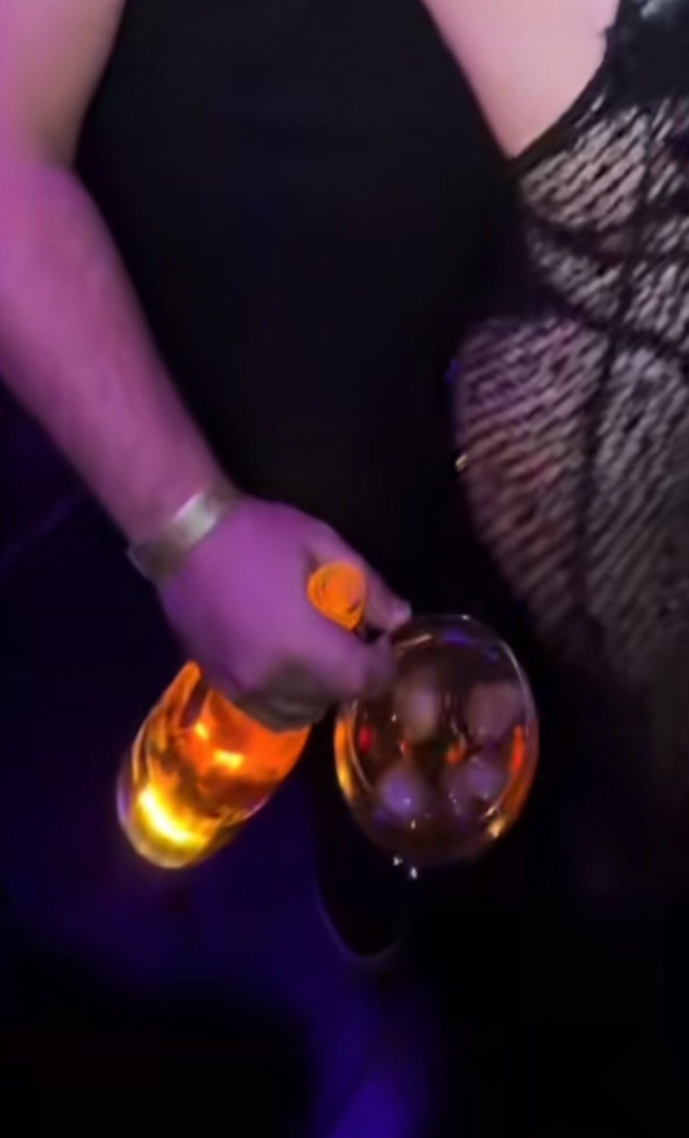 Cubata y botella en la misma mano y con la otra le hace el mataIeon a la del putibody...