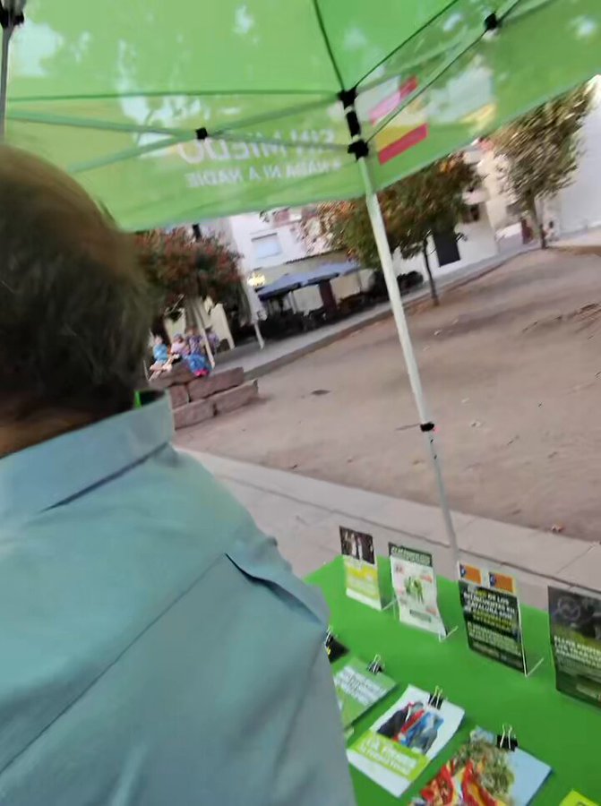 Dos sujetas se acercan a un puesto de VOX para increpar a sus responsables.
