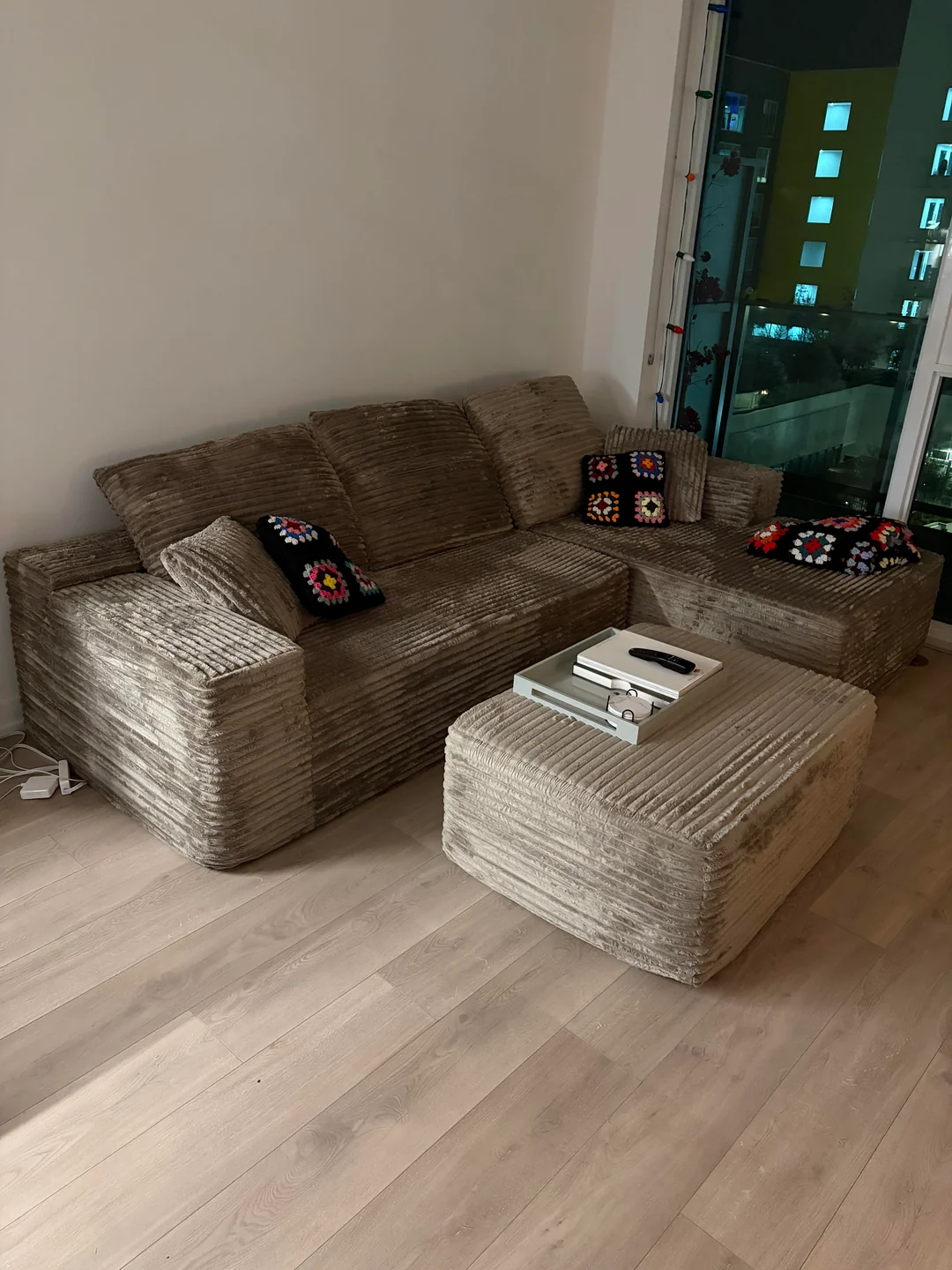 Ahora hay marcas que venden sofás viscolásticos comprimidos que al hacer "UNZIP" en casa multiplican su tamaño.