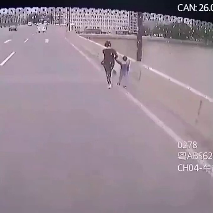 El conductor de un autobús evita en el último momento que una mujer se lance al vacío desde un puente con su hijo en brazos.