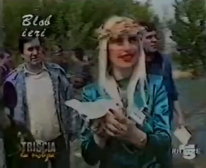 Cicciolina soltando una paloma blanca como gesto de paz delante de un tanque en 1990.