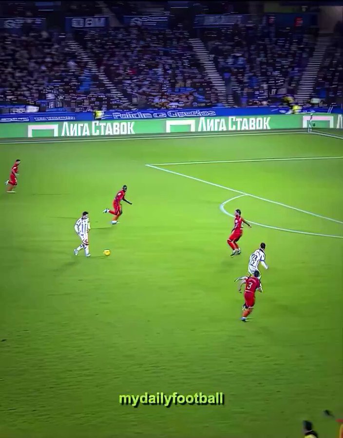 Cuando Sergio Ramos mandó al árbitro al VAR para revisar su falta y efectivamente, no era amarilla sino roja.