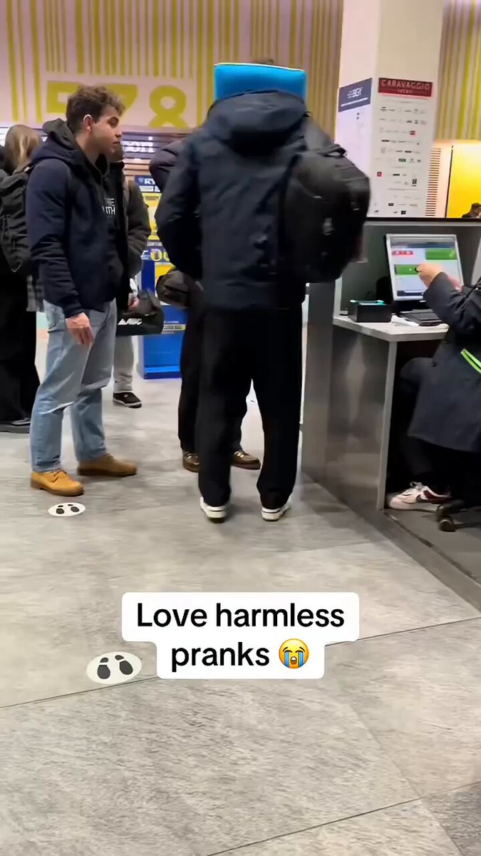 Le pidió a su colega que le imprimiera la tarjeta de embarque, pero no le especificó... en qué tamaño.