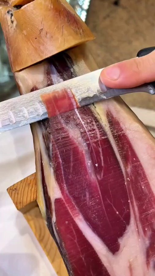 El archienemigo del cortador de jamón de Disney Land París.
