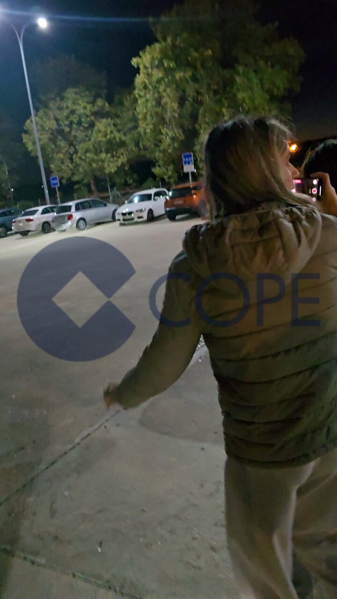 Andrea, exnovia de Ábalos, se despide de él minutos antes de que el ex ministro entre en la cárcel de Soto del Real.