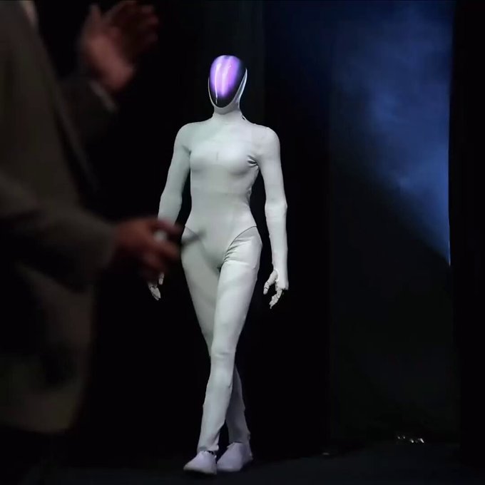 La compañía china XPENG tiene que cortar en directo y sobre el escenario el recubrimiento de su robot IRON para demostrar que es real.