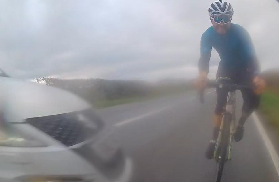Un ciclista escapa por los pelos de ser arrollado por un coche fuera de control.