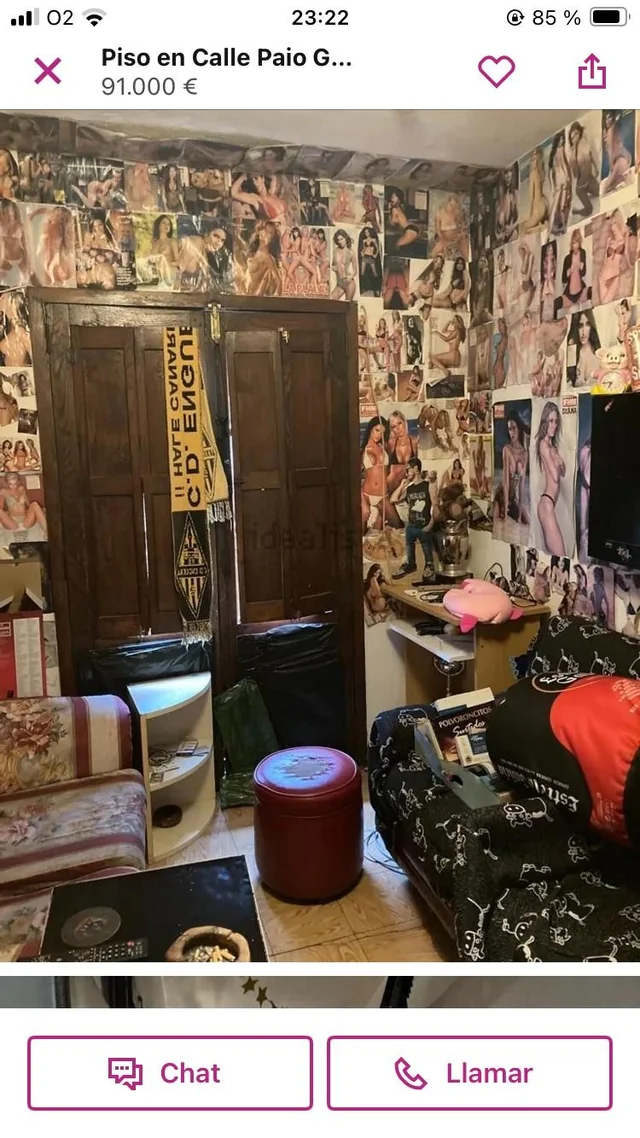 Se vende piso con un elegante papel pintado.