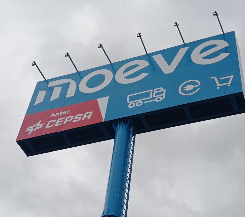 Imagina cambiar el nombre y la imagen de tu marca por algo que parece una gasolinera lowcost y tener que volver a cambiar todos los rótulos para recordarle a la gente que antes te llamabas CEPSA.