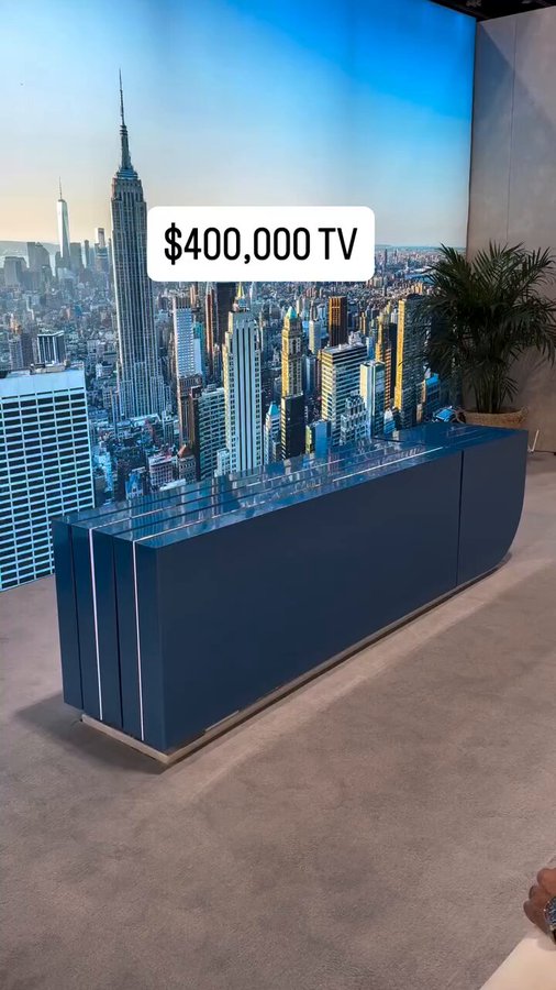 Así se despliega la espectacular TV MicroLED de 137" diseñada por Porsche.