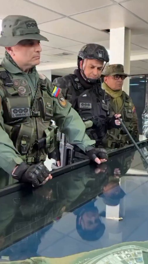 Militares venezolanos se preparan para una hipotética defensa contra Estados Unidos con una maqueta de una playa: "La patria no se vende, se defiende".