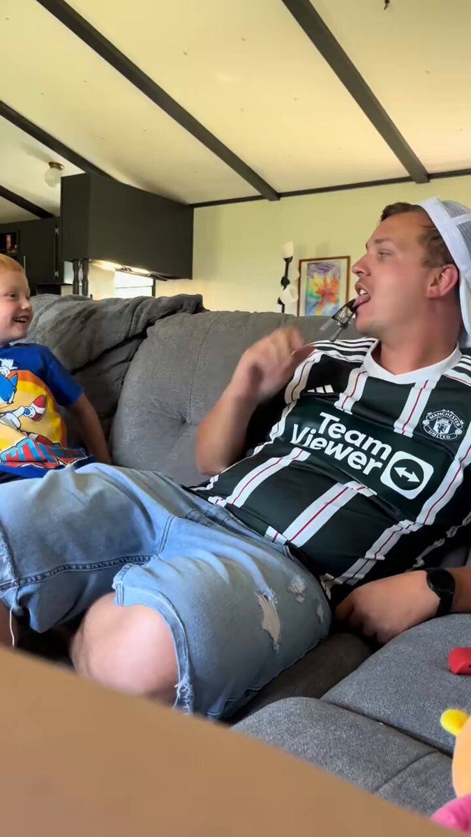 La cara de pánico del pobre chaval :D