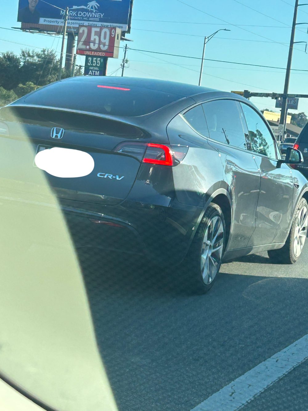 En EEUU es normal encontrarte por ahí Teslas camuflados como si fueran modelos de otras marcas.