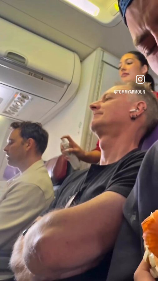 Se come una cebolla cruda como si fuera una manzana en un vuelo comercial ante la estupefacción del resto de pasajeros.