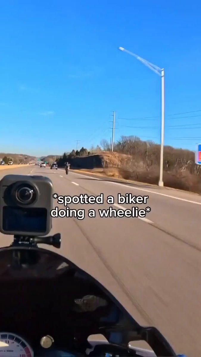 Es la primera vez que veo a alguien caerse de la moto de esta forma tan extraña.