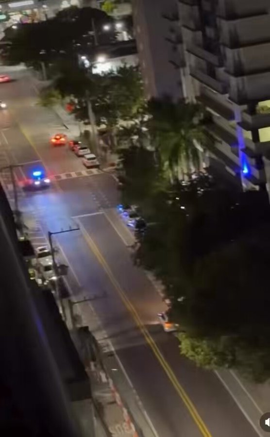 Un tipo que robó un Ferrari en Miami acaba estampado contra una palmera mientras le persigue la policía.