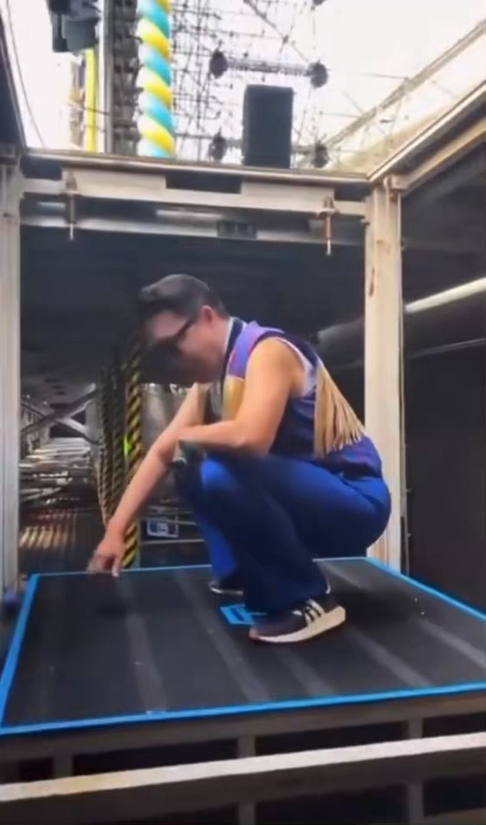 Tu tío facha de Badajoz llegando a la cena de Navidad después de que VOX haya duplicado sus escaños en Extremadura y el PSOE haya obtenido los peores resultados de su historia.