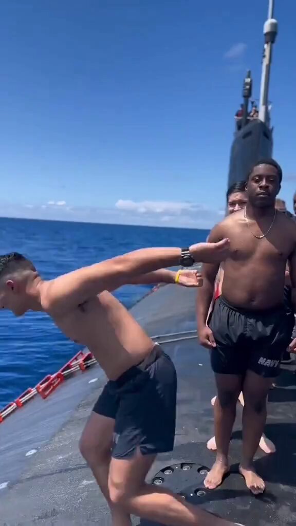 Un grupo de tripulantes de un submarino de la flota del Comando Sur de EEUU disfruta de un chapuzón en las cálidas aguas del Caribe.