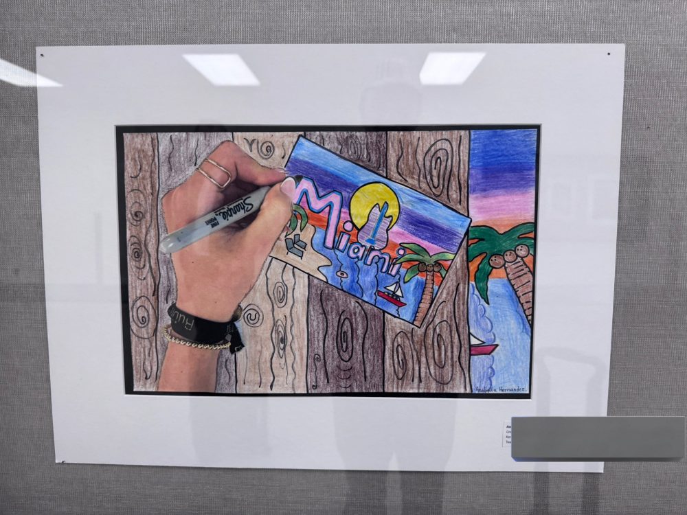 En el aeropuerto de Miami hay una exposición y se le ha pedido a niños americanos que dibujen cosas bonitas que han visto por el mundo. Atentos a la primera niña del condado de Dade.