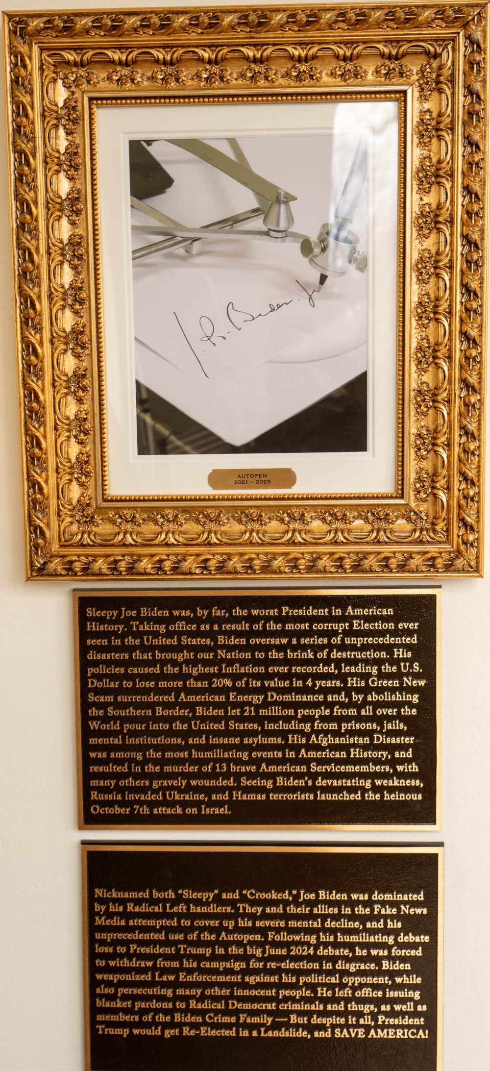 No es broma. Donald Trump ordenó colocar placas con descalificaciones debajo de las fotos de los expresidentes de EE.UU. en la Casa Blanca.