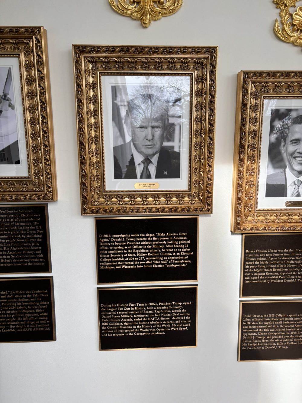 No es broma. Donald Trump ordenó colocar placas con descalificaciones debajo de las fotos de los expresidentes de EE.UU. en la Casa Blanca.