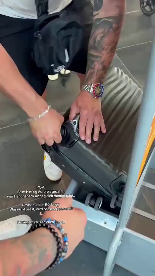 Un pasajero alemán en un aeropuerto italiano arranca las ruedas de su maleta para encajarla en el molde de equipaje de mano.