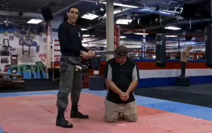 Estoy asistiendo a un curso de autodefensa por si alguien pretende dеcapіtarme.