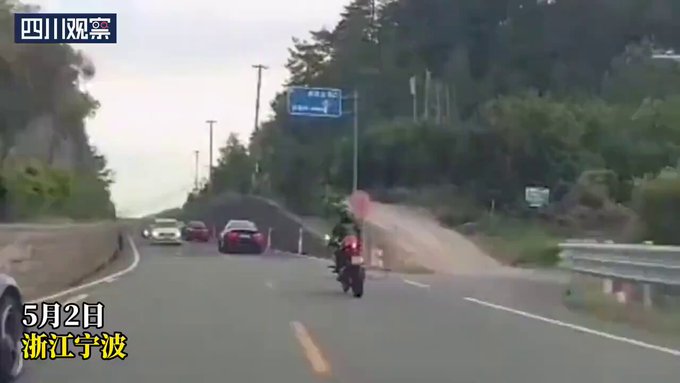 En Zhejiang, China, el conductor de un Porsche, que había intentado realizar un adelantamiento temerario, choca contra una moto.