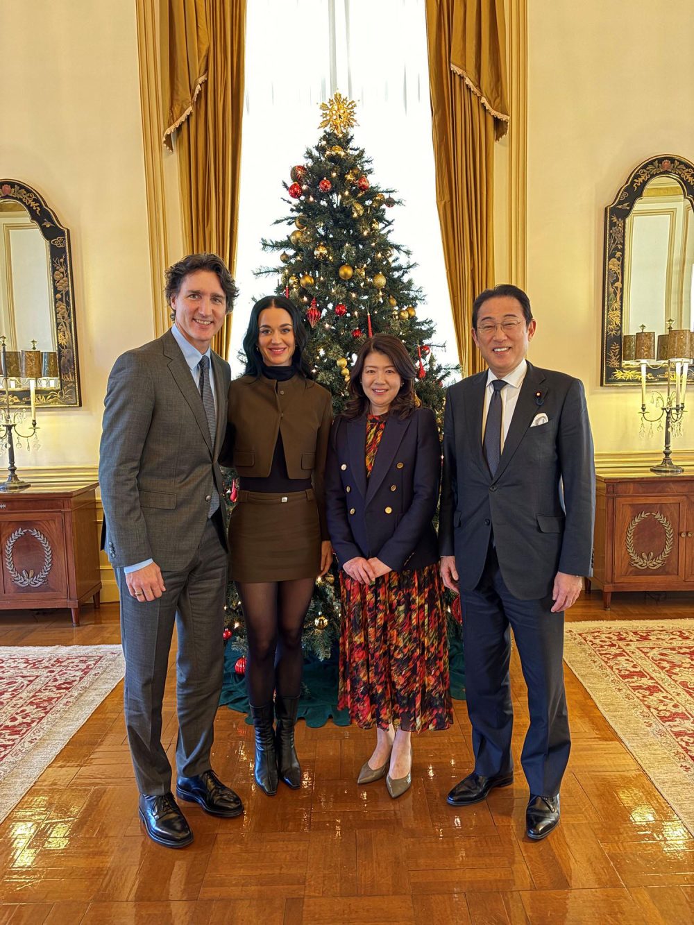 El ex primer ministro canadiense Justin Trudeau, Katy Perry, el ex primer ministro japonés Fumio Kishida y su esposa Yuko Kishida se reúnen por Navidad.