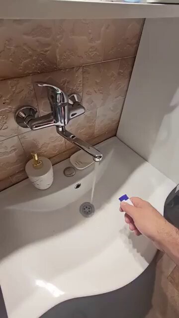 En Zrenjanin (Serbia) y pueblos cercanos, el agua del grifo lleva décadas contaminada con arsénico elevado, prohibida para beber desde 2004. En octubre 2025 se levantó la prohibición... pero ahora les sale metano por el grifo.