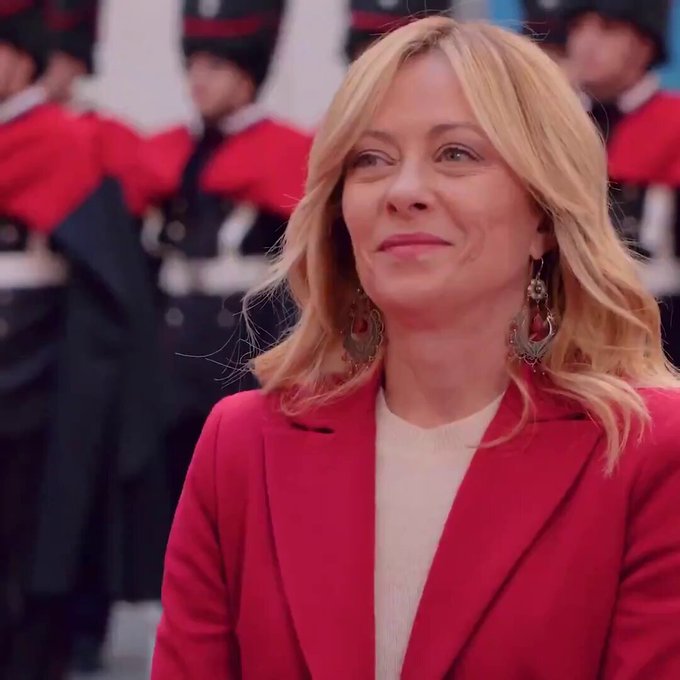 Todos sabemos lo que está pensando Giorgia Meloni mientras saluda al presidente de Mozambique.