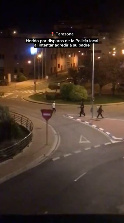 Un policía se ve obligado a abrir fuego contra un tipo que iba a clavarle un cuchiIIo a su padre.