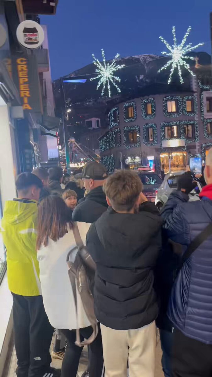 Momentos de tensión en la Crepería de la Rotonda en Andorra después de que el propietario del negocio de al lado llamara a la policía por la gran afluencia de clientes en la crepería que bloqueaba el paso.