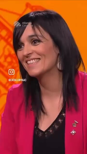 Un entrevistador de RTVE le regala un Papá Noel a Silvia Orriols como ejemplo de un extraño 'de fuera' que se ha adaptado al país.