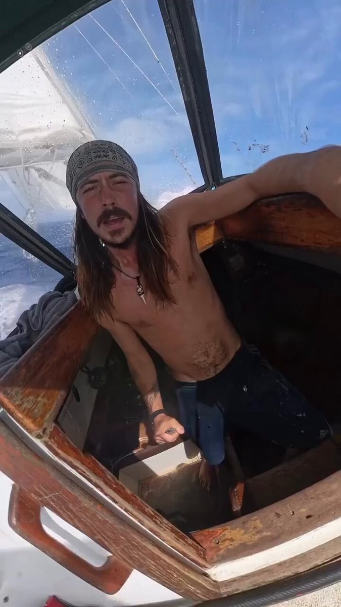 Este tipo lleva 25 días seguidos navegando por el Pacífico en un velero.