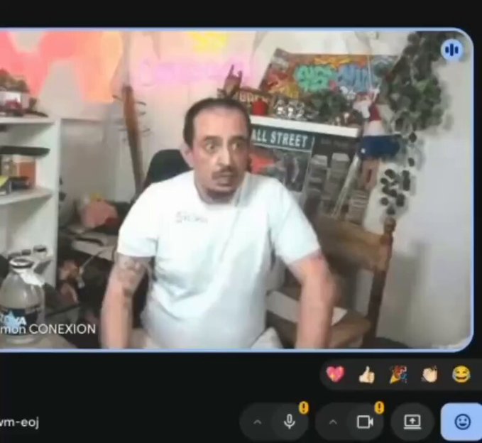 Aparece un camello en casa de Simón Pérez para reclamarle deuda.