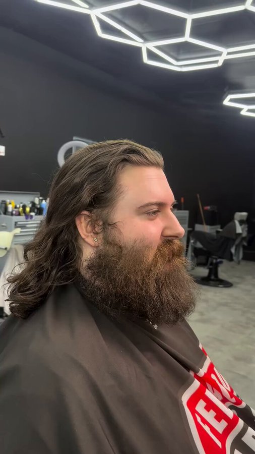 Otra muestra más de que la barba es el maquillaje de los hombres.