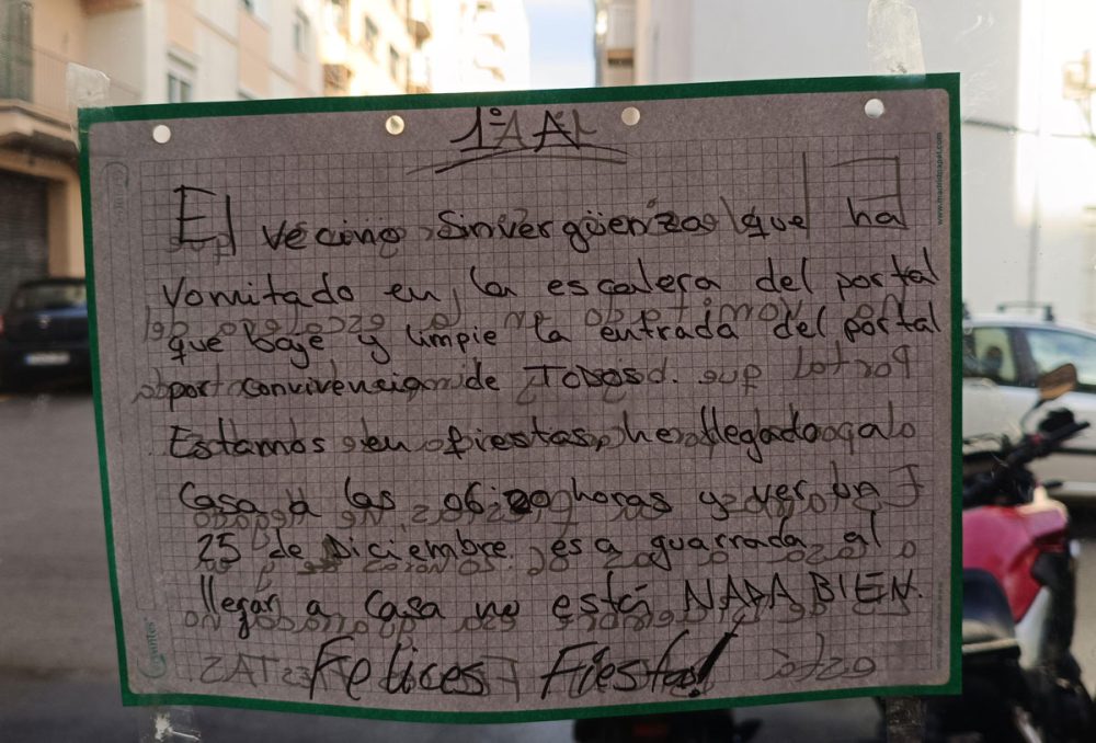 Vecinos colegas que te dejan regalos en la escalera por Navidad.