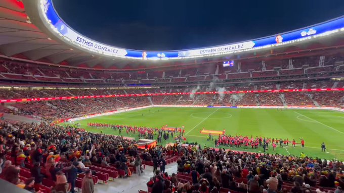 Las futbolistas ganan tan poco que les sale a pagar...