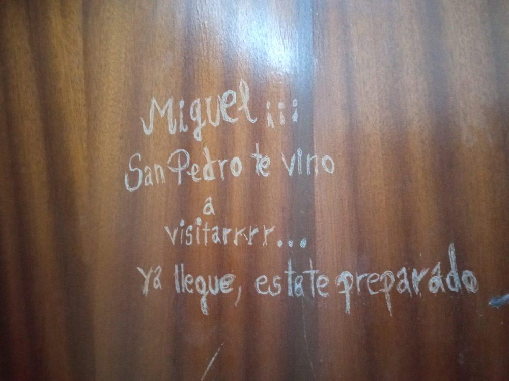 Vecinos colegas que te avisan de la llegada de San Pedro tallando un mensaje en tu puerta.