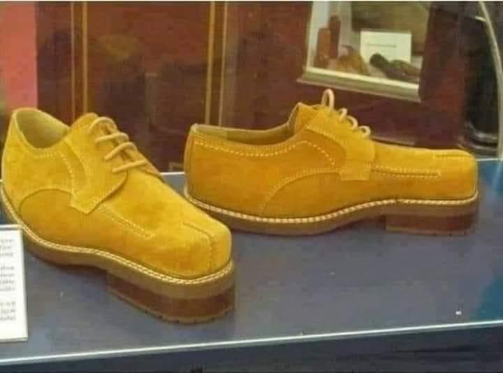 Un zapato usado por los espías aliados durante la Segunda Guerra Mundial tiene un tacón invertido para engañar a los alemanes cuando siguen su rastro y dirigirlos en una dirección completamente equivocada.