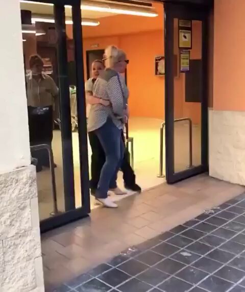 No tenemos suficiente con las charos, que importamos KARENS que roban botellas de licor en el Mercadona.