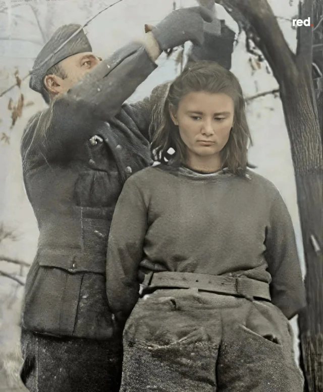 Lepa Radić, una partisana yugoslava de diecisiete años y combatiente de la resistencia antifascista, momentos antes de su ejecución por las fuerzas nazіs por negarse a traicionar a sus compañeros